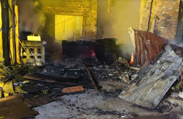 Nhieu-nguoi-dan-hoang-loan-khi-chung-kien-vu-chay-nha-dan-o-ha-noi-hien-truong-dam-chay-gay-am-anh-9