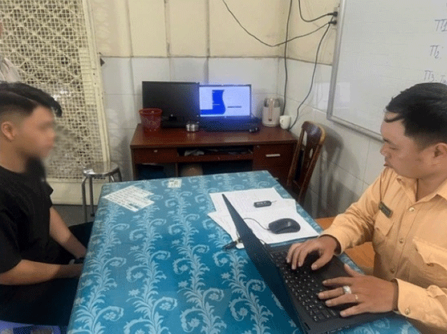 Vu-nam-thanh-nien-dang-video-tap-bay-khi-cho-ban-gai-tren-cau-ba-son-cai-ket-khong-the-dang-hon-4