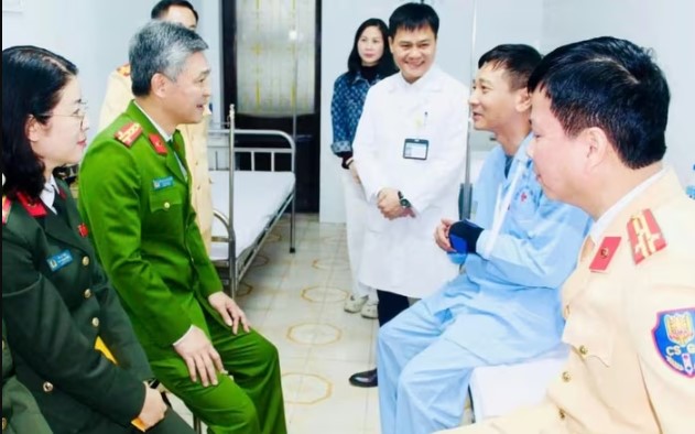 danh-tinh-nam-thanh-nien-ngang-nhien-tong-csgt-gay-xuong-quay-tay-trai-va-chan-thuong-vung-dau-1