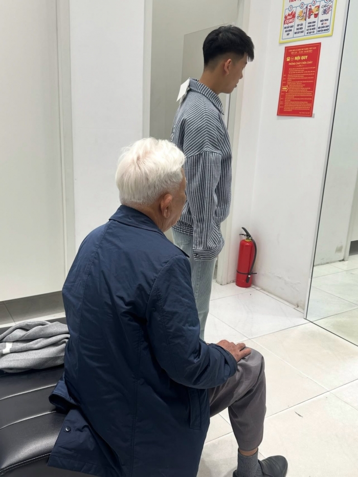 ong-cu-80-tuoi-van-minh-man-tu-lai-xe-o-to-cho-con-chau-di-choi-gay-sot-mang-xa-hoi-2