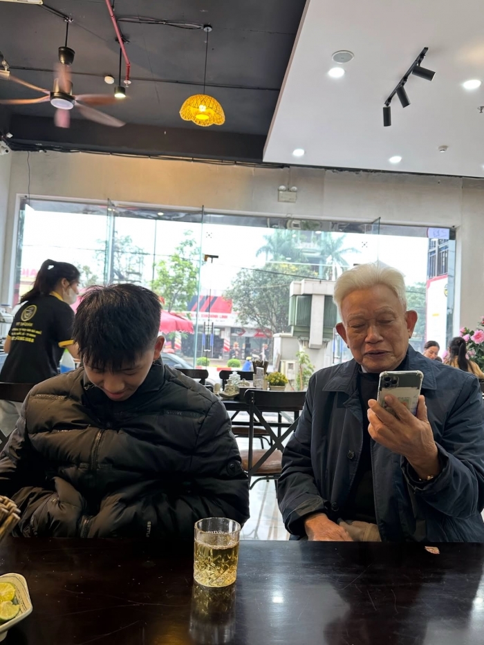 ong-cu-80-tuoi-van-minh-man-tu-lai-xe-o-to-cho-con-chau-di-choi-gay-sot-mang-xa-hoi-3