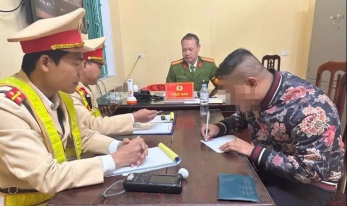 danh-tinh-tai-xe-cho-cay-canh-va-nguoi-o-ninh-binh0bi-xu-phat-33-trieu-va-tru-2-diem-giay-ơphap-lai-xe-2