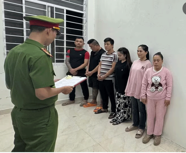 Hon-chien-giua-me-bim-sua-voi-nhieu-thanh-nien-2