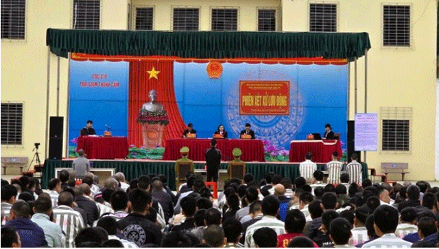 Nam-thanh-nien-dang-cai-tao-dam-ban-tu-3