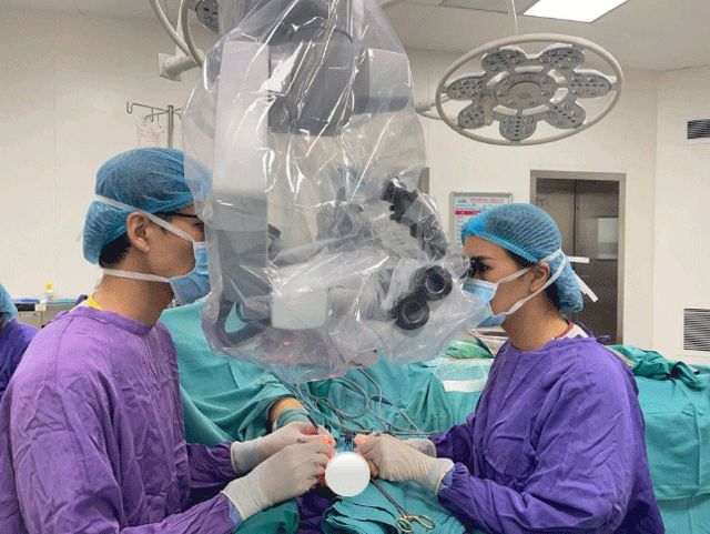 Nguoi-dan-ong-chat-ga-khien-phan-mem-ngon-tay-dap-nat-2