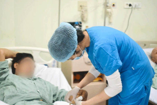 Nguoi-dan-ong-chat-ga-khien-phan-mem-ngon-tay-dap-nat-3