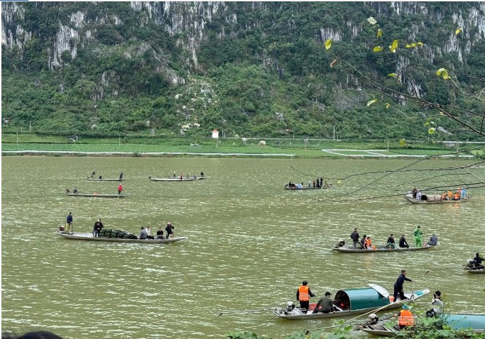 lat-thuyen-7-nguoi-1