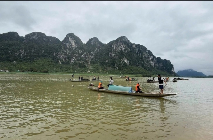 gia-dinh-7-nguoi-bi-lat-thuyen-o-song-gianh