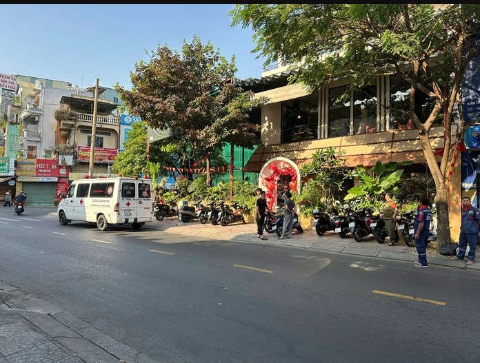 nguoi-dan-ong-lam-dieu-dai-dot-o-quan-ca-phe-1