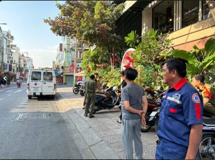 nguoi-dan-ong-lam-dieu-dai-dot-o-quan-ca-phe-2