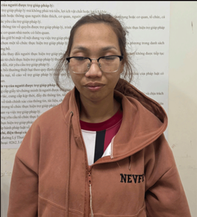 Nu-nhan-vien-tap-vu-dam-nam-sinh-2