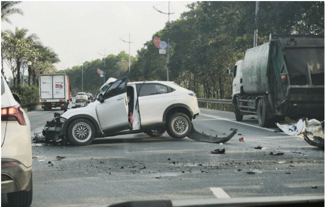 Oto-con-va-cham-xe-cho-rac-1