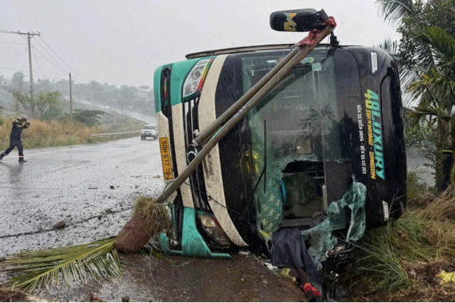 Xe-khach-cho-32-nguoi-bi-lat-1