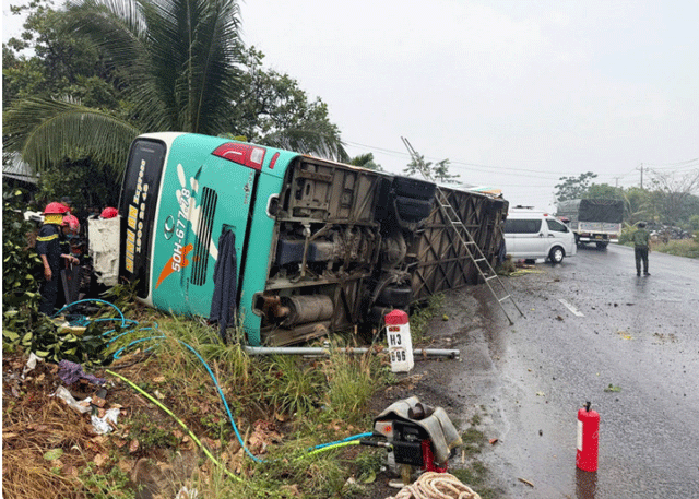 Xe-khach-cho-32-nguoi-bi-lat-2