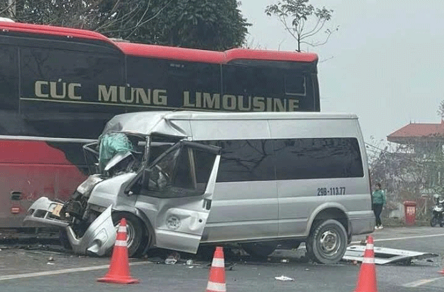 Hai-xe-khach-va-cham-1