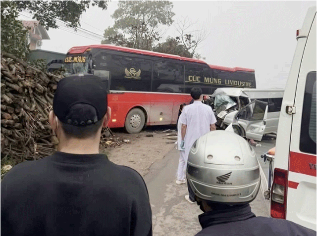 Hai-xe-khach-va-cham-2