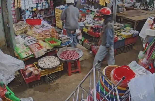 Nguoi-phu-nu-ngat-xiu-sau-khi-xem-dien-thoai-nguoi-la-1