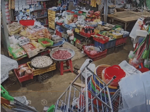 Nguoi-phu-nu-ngat-xiu-sau-khi-xem-dien-thoai-nguoi-la-3