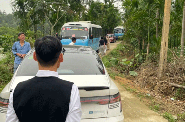 Oto-chan-het-loi-di-vao-nha-gai-1