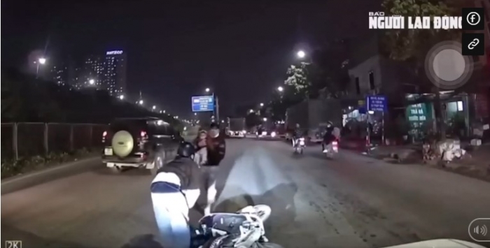 clip-xe-ban-tai-ep-nga-xe-may-4