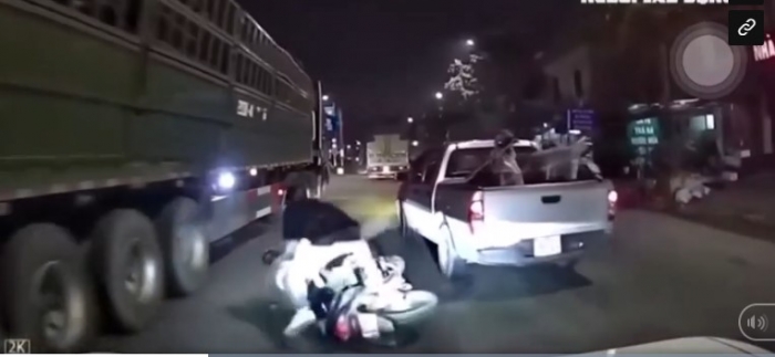 clip-xe-ban-tai-ep-nga-xe-may-5