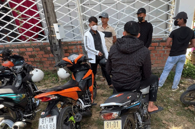 Gia-lai-nhom-thanh-nien-bi-phat-hang-tram-trieu-khi-chay-vao-dam-cuoi-de-tron-canh-sat-giao-thong-2