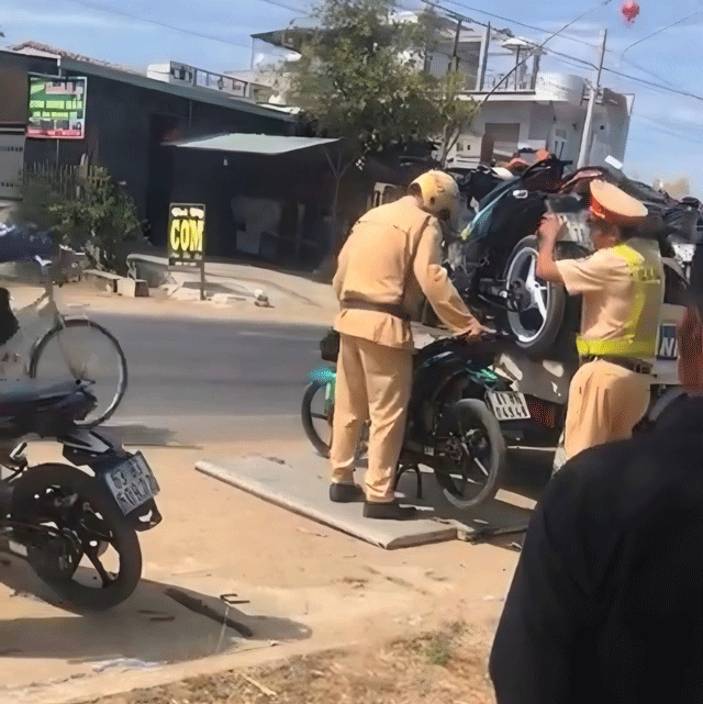 Gia-lai-nhom-thanh-nien-bi-phat-hang-tram-trieu-khi-chay-vao-dam-cuoi-de-tron-canh-sat-giao-thong-5