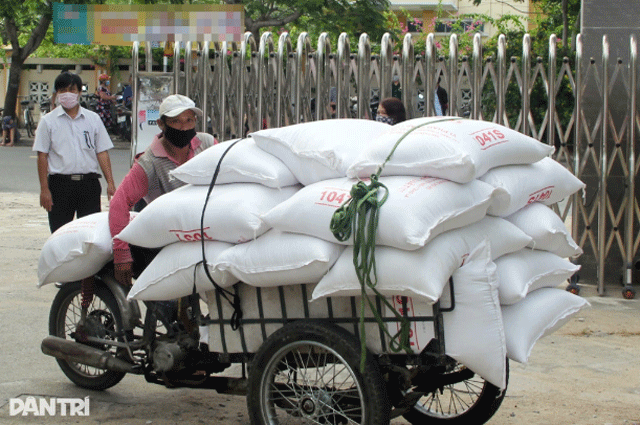 Chu-tich-ubnd-xa-dien-tho-len-tieng-ve-cau-hoi-13-3-tan-gao-cuu-tro-dot-lu-lut-lon-dang-o-dau-1