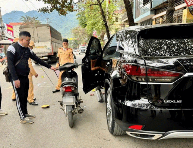 Tai-xe-lexus-mo-cua-khong-quan-sat-khien-be-3-tuoi-tu-vong-be-la-con-hiem-muon-gia-canh-kho-khan-2