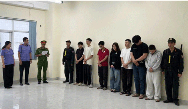 Canh-sat-phat-hien-can-ham-bi-mat-giua-trung-tam-tphcm-triet-pha-gan-30000-thuoc-la-dien-tu-1