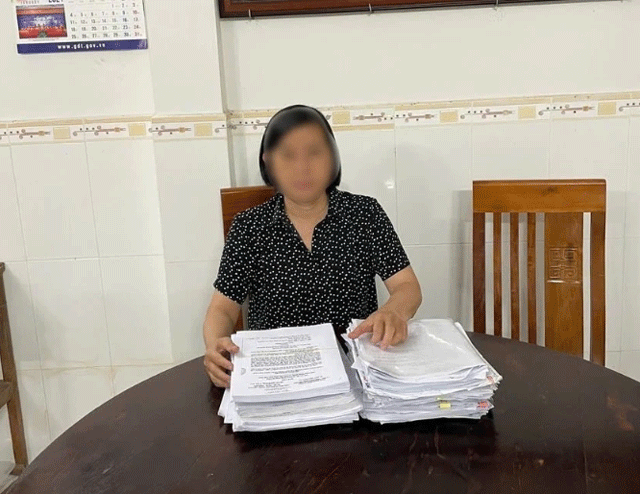 Giam-doc-phong-giao-dich-va-3-nhan-vien-ngan-hang-de-khach-hang-thuc-hien-trot-lot-16-so-hong-gia-3