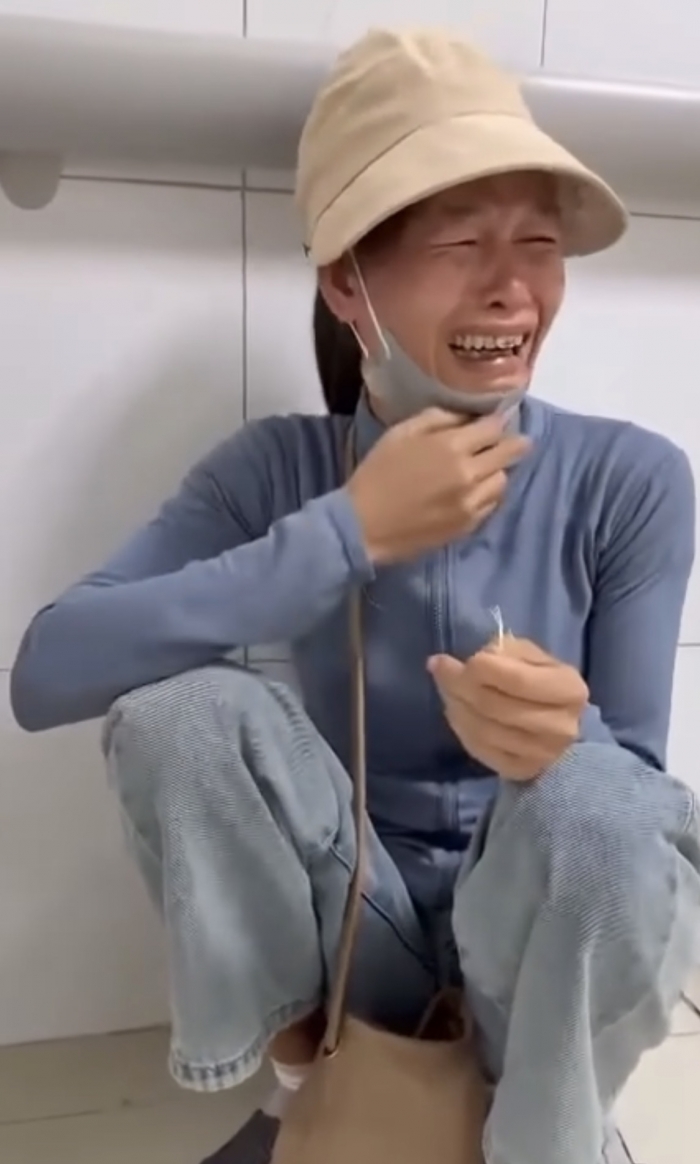 Nguoi-me-gao-khoc-sau-khi-bi-lua-het-tien-cuu-con-trai-1