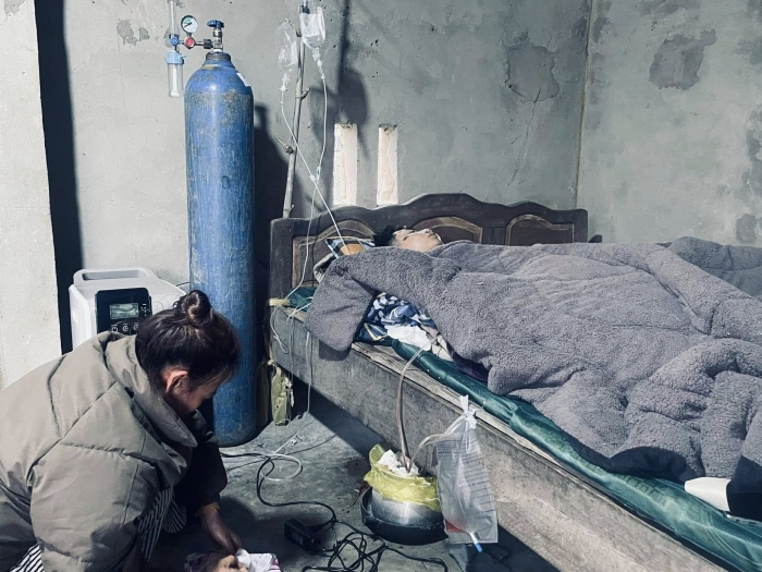 Nguoi-me-gao-khoc-sau-khi-bi-lua-het-tien-cuu-con-trai-3