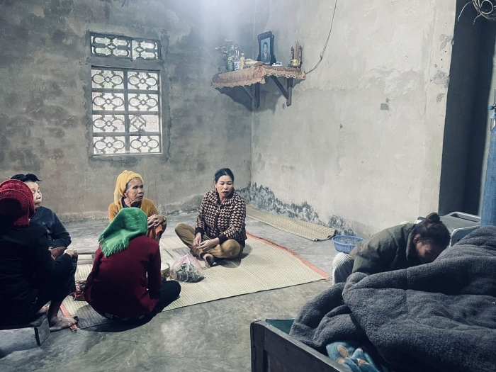 Nguoi-me-gao-khoc-sau-khi-bi-lua-het-tien-cuu-con-trai-4