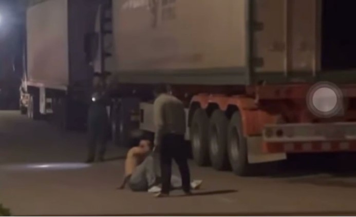 Vu-2-nguoi-dan-ong-dung-keo-va-con-rua-dam-nhau-o-cua-khau-cha-lo-nguyen-nhan-ban-dau-dan-den-dau-da-1