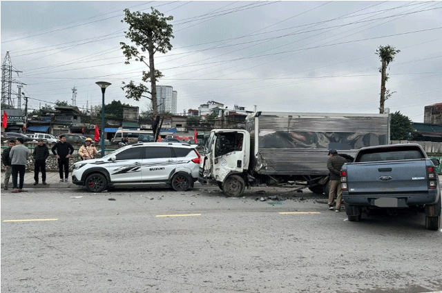 3-oto-tong-lien-hoan-khien-xe-ban-tai-vo-nat-1