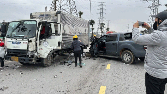 3-oto-tong-lien-hoan-khien-xe-ban-tai-vo-nat-2