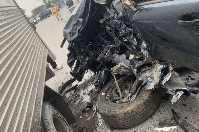 3-oto-tong-lien-hoan-khien-xe-ban-tai-vo-nat-4