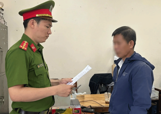 choi-guitar-o-tiec-tan-gia-bat-ngo-bi-chem-dut-lia-3-ngon-tay-2 (1)