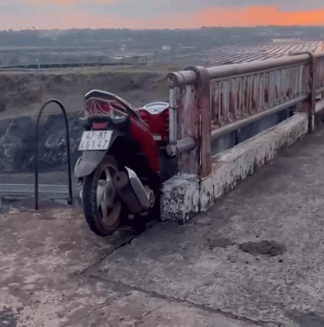 Nguoi-dan-ong-roi-xuong-ho-thuy-loi-2