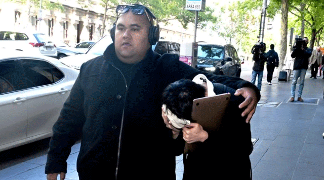 Du-hoc-sinh-viet-quay-len-trong-nha-ve-sinh-2