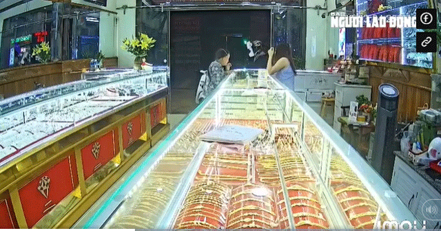 Nguoi-dan-ong-xong-vao-tiem-vang-1