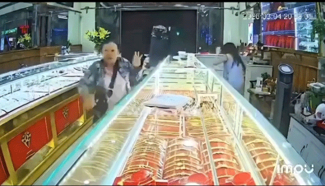 Nguoi-dan-ong-xong-vao-tiem-vang-2