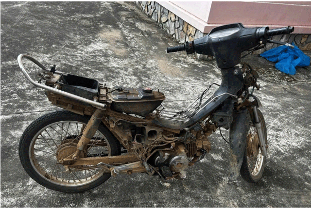 Nguoi-dan-ong-xong-vao-tiem-vang-5