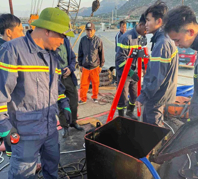 3-nguoi-tu-vong-trong-ham-tau-ninh-thuan-1