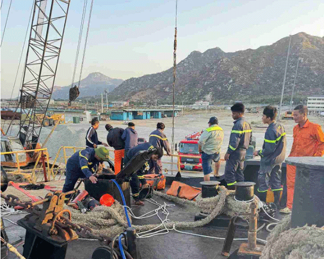 3-nguoi-tu-vong-trong-ham-tau-ninh-thuan-2