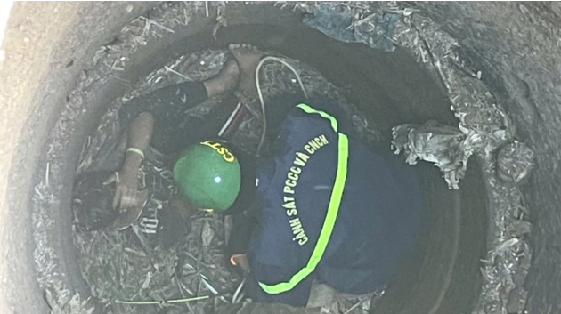 Be-trai-roi-xuong-gieng-hoang-1