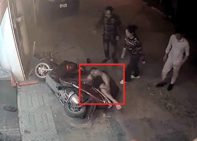 Nguoi-nhac-nuoc-xong-vao-nha-dan-2