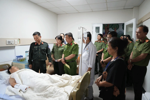 Thieu-ta-cong-an-bi-du-khach-nuoc-ngoai-dam-2