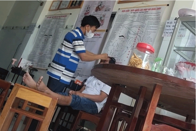 Nguoi-phu-nu-bi-tam-than-dieu-tri-benh-2